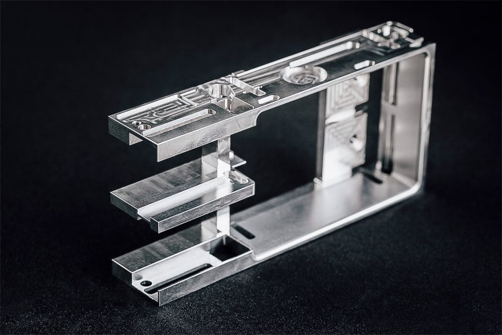 Komplexes Bauteil, das dank CNC-Fräserei hoch präzise gefertigt ist.