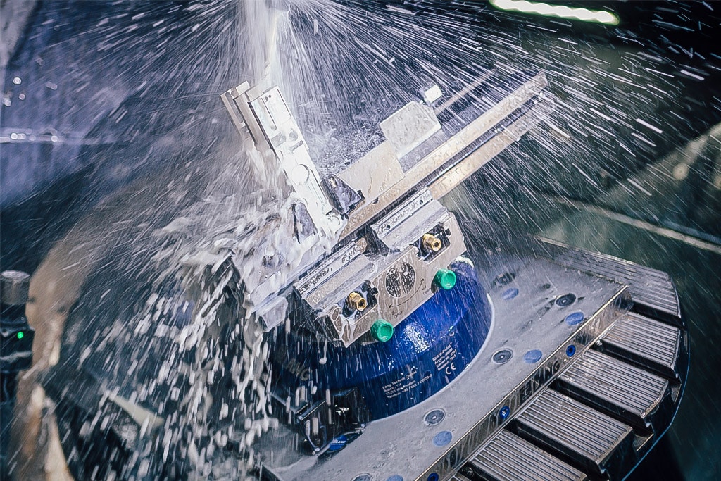 Die Bearbeitung von einem CNC-Frästeil mit Wasserkühlung.