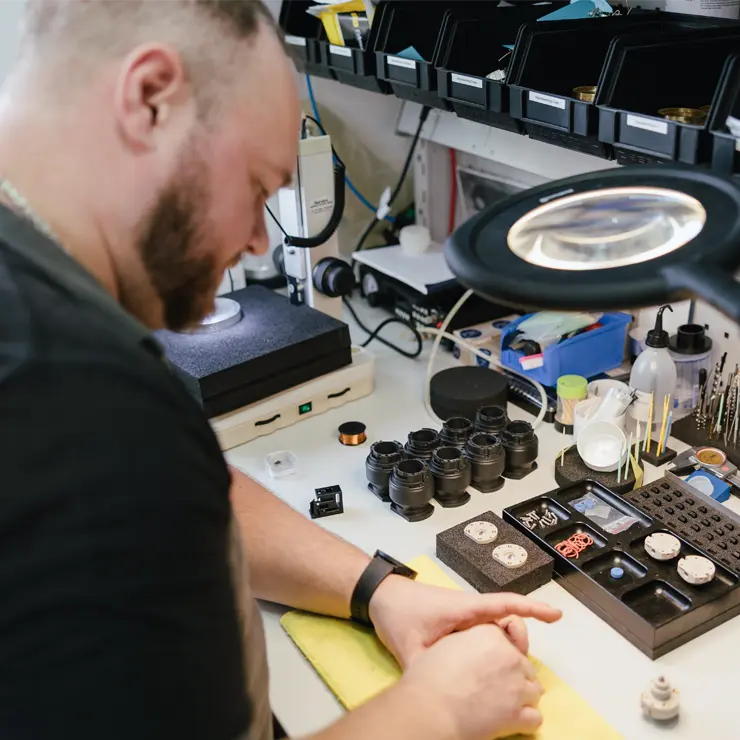 Mitarbeiter in der Baugruppen Montage